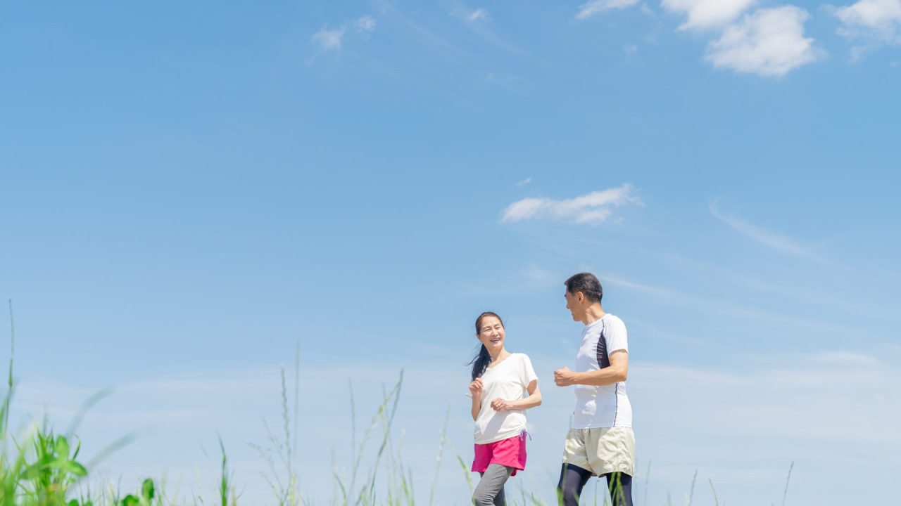 ランニング　夫婦　青空　リタイア