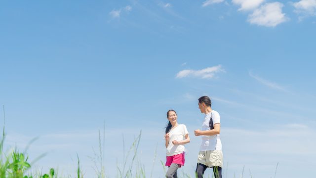 ランニング　夫婦　青空　リタイア