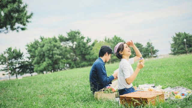 ピクニック　女性　友達