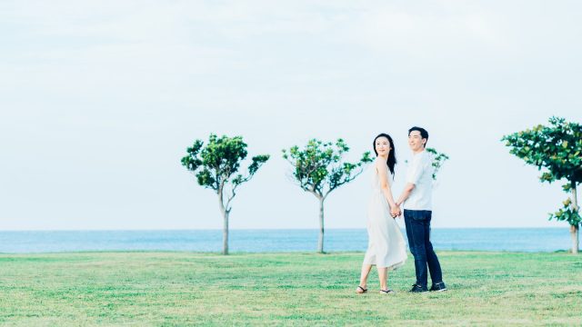 若い男女 海　草原　木