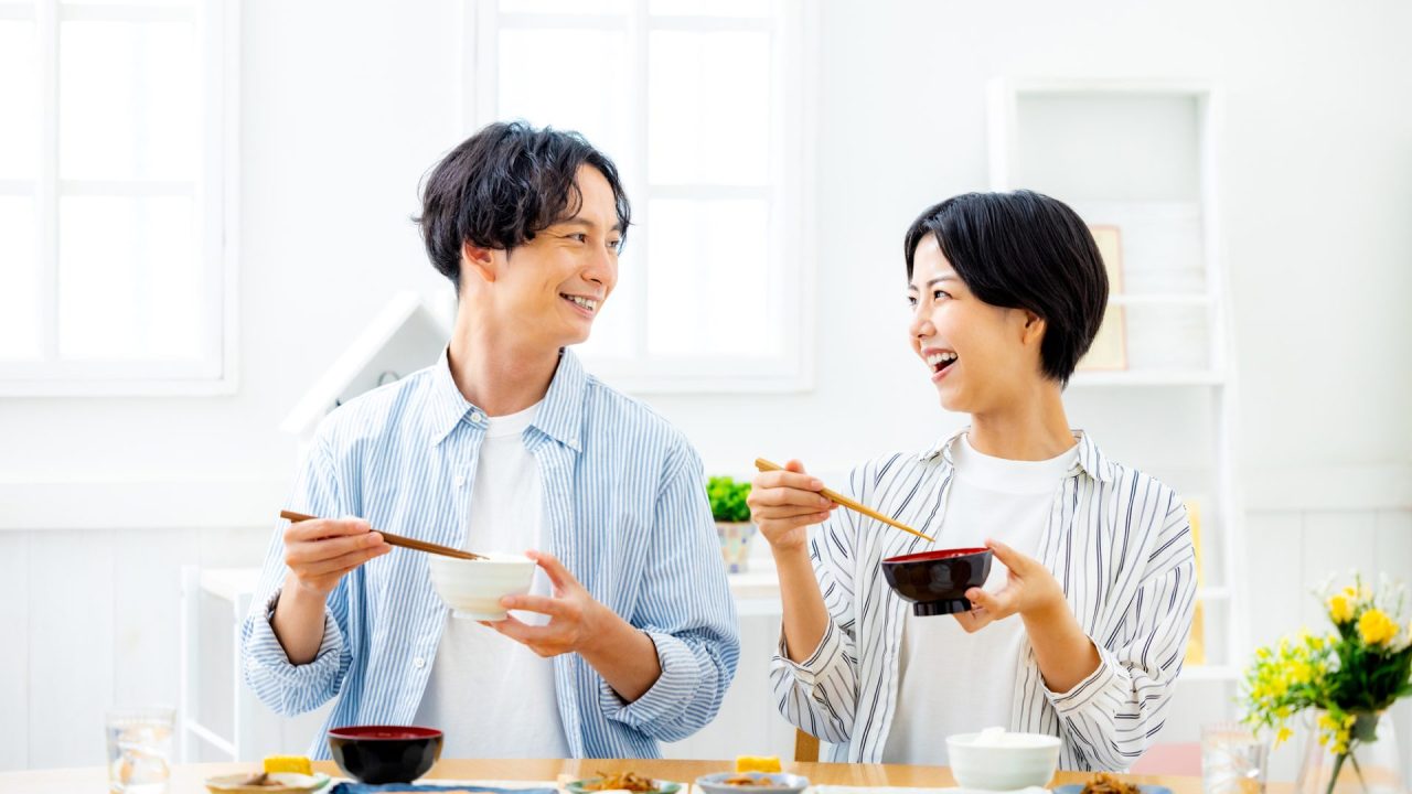 夫婦で食事をするイメージ