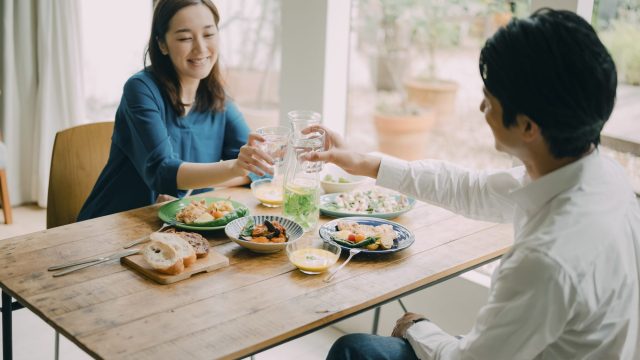 男女　カップル　夫婦　ライフスタイル　食事